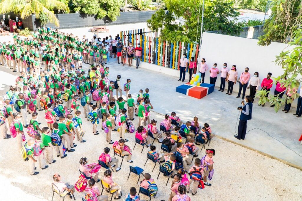 Estudiantes reunidos en el patio