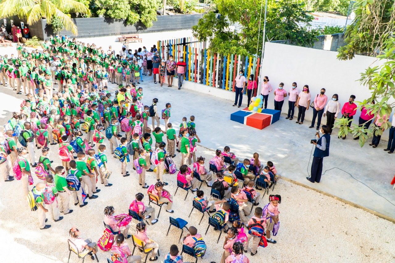 Estudiantes reunidos en el patio del Centro Educativo Rodney Henrikson