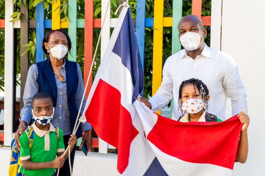 Estudiantes con la bandera dominicana