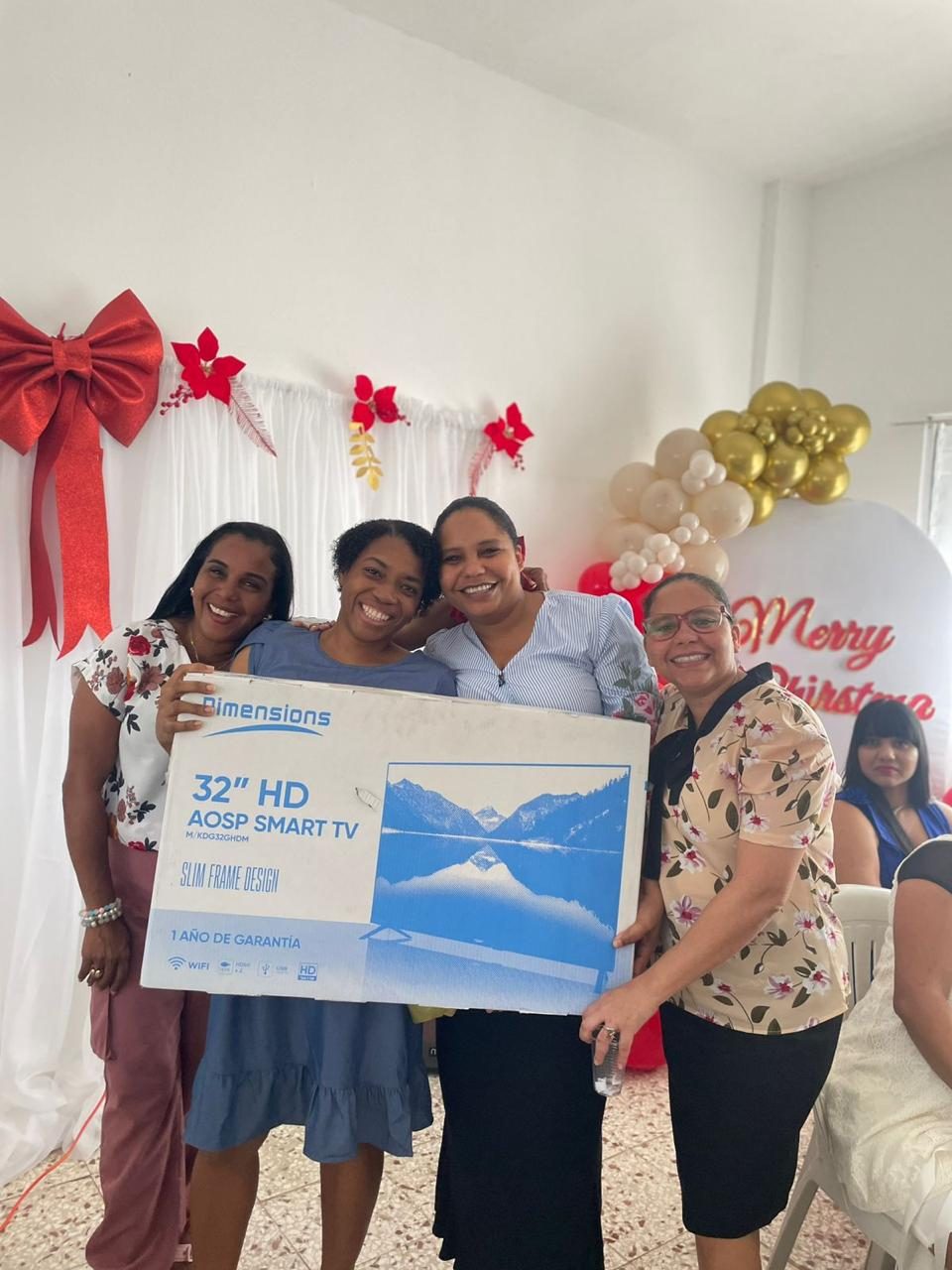 Entrega de regalos navideños en la escuela
