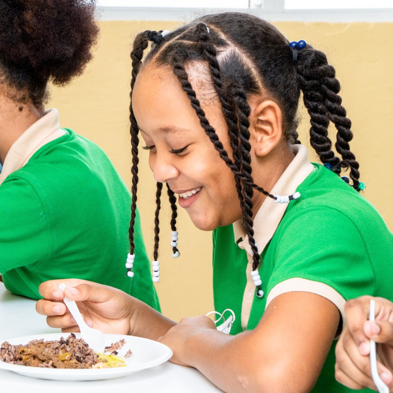 Estudiante sonriendo durante el almuerzo escolar